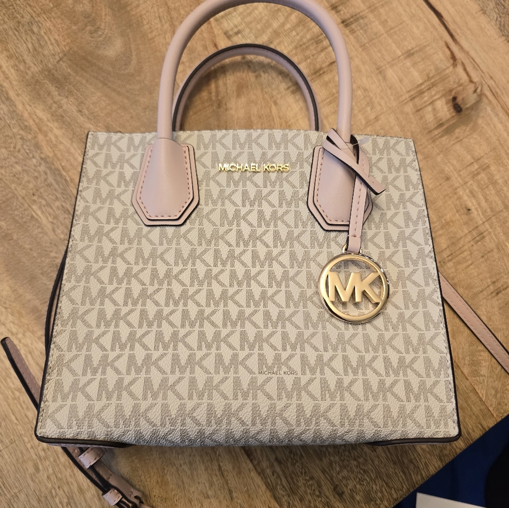 Michael Kors Mercer messenger crossbody purse, pink and cream bag - Picture 10 of 10